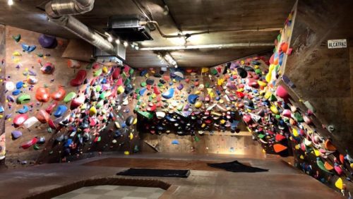 東京都のクライミング施設「ボルダリングジム UNDERGROUND（アンダーグラウンド）」